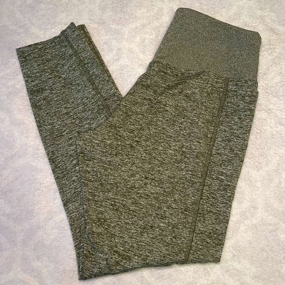 Victoria Secret PINK women’s green leggings, size medium.